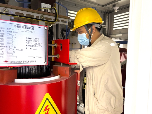 運(yùn)行工段員工何馳正在消弧線圈室緊固母線1.jpg