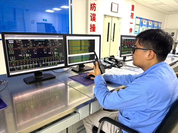運(yùn)行班長張浩東正在總變調(diào)度工作.jpg