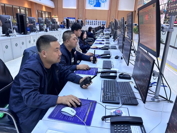 2025彬州公司中修，蒸汽管網(wǎng)及發(fā)電機順利投運，中控人員認真監(jiān)盤.jpg