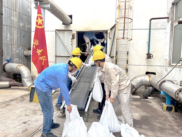 9月10日，動力車間脫鹽水工段團員突擊隊正在裝填石英砂.jpg