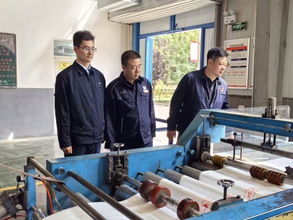 9月22日，延長石油物流包裝制品分公司總經(jīng)理在重載膜車間，結合生產(chǎn)實際，向渭河塑業(yè)考察人員詳解工藝與管理要點。.jpg